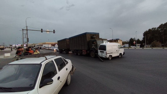 Samarqandda yuk mashinasi 7 ta avtomobilni urib yubordi