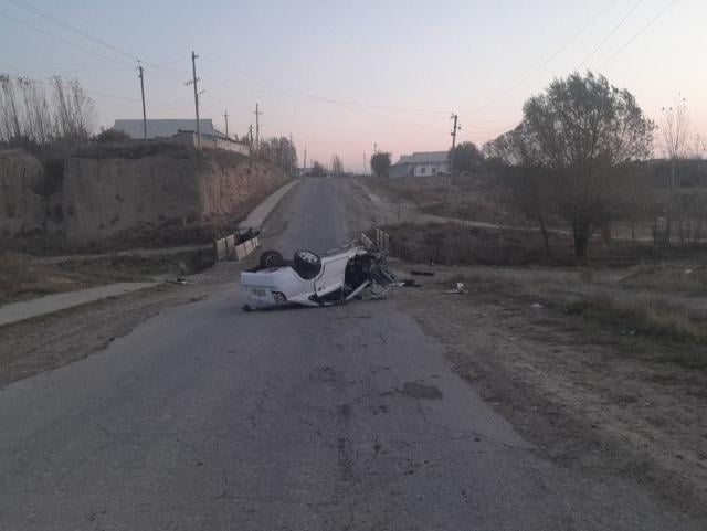 Samarqandda Lacetti avariyaga uchrab, ag‘darilib ketdi