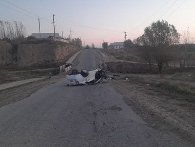 Samarqandda Lacetti avariyaga uchrab, ag‘darilib ketdi