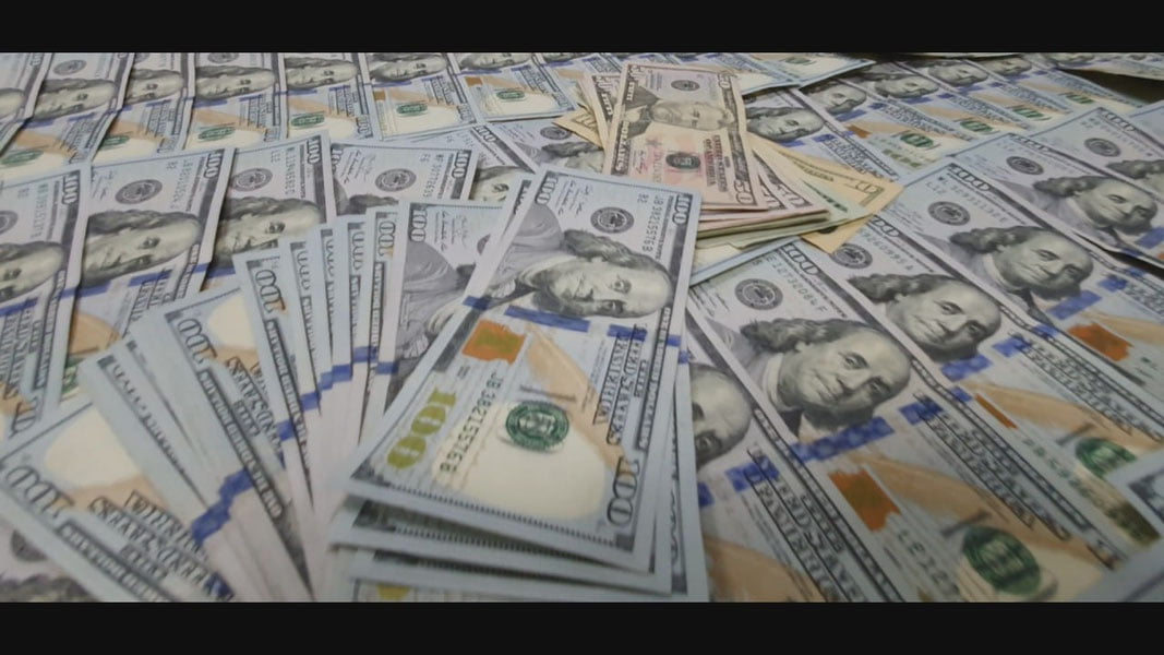 Тошкент аэропортида 27 минг доллар пул тўхтатиб қолинди