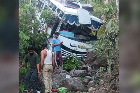 Ҳиндистонда йўловчилар билан тўла автобус жарликка қулаб тушди