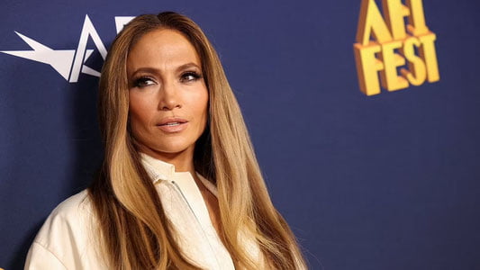 Jennifer Lopez yong‘inda jabrlanganlarga kiyimlarini sovg‘a qildi