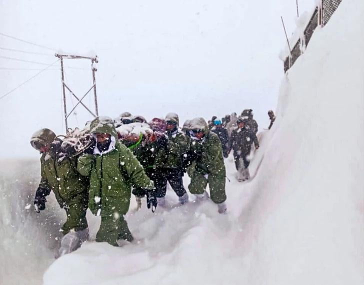 Ҳиндистонда қурувчиларни қор босиб қолди