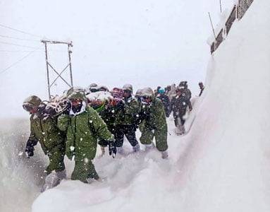 Ҳиндистонда қурувчиларни қор босиб қолди