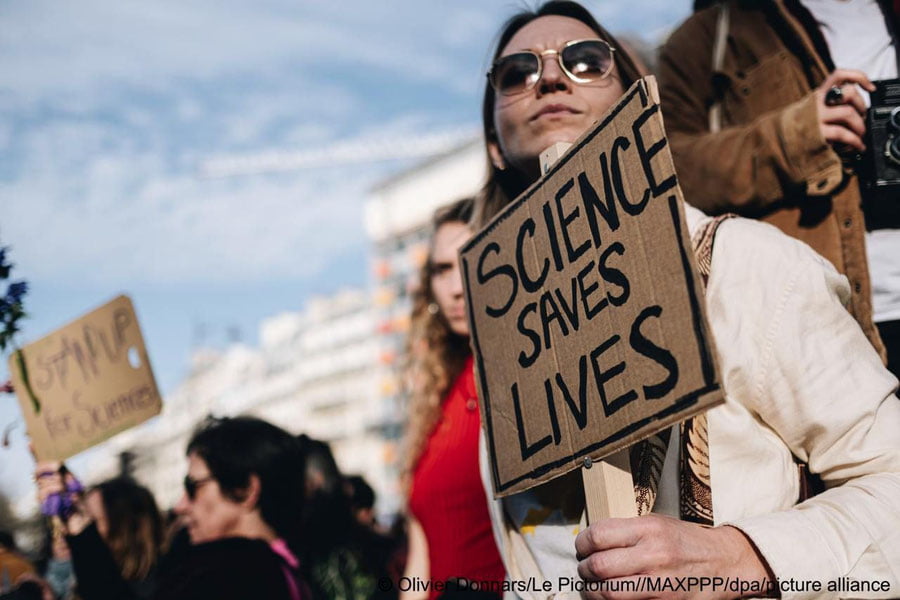 Олимлар Трампга қарши норозилик намойиши ўтказди