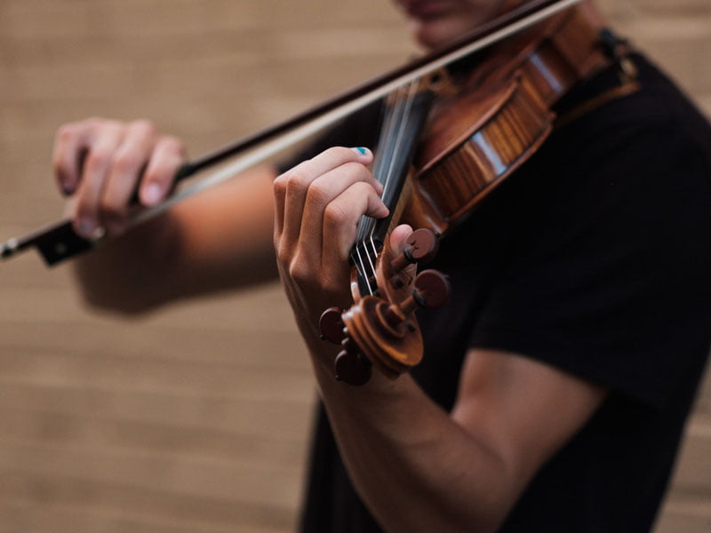 Мусиқа тури овқатланиш одатларига қандай таъсир қилиши аниқланди