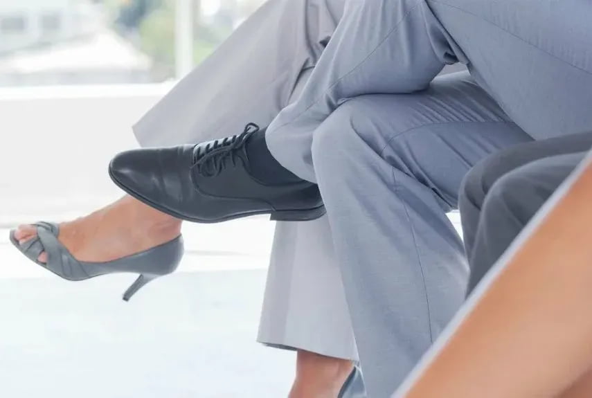 Оёқларни чалиштириб ўтириш соғлиқ учун хавфли эканлиги аниқланди