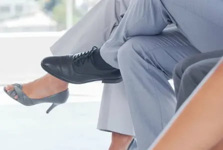 Оёқларни чалиштириб ўтириш соғлиқ учун хавфли эканлиги аниқланди