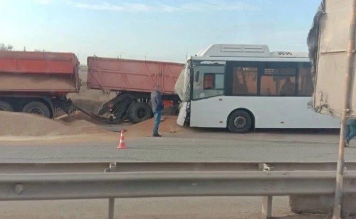 Қримда автобус ва юк машинаси тўқнашуви содир бўлди