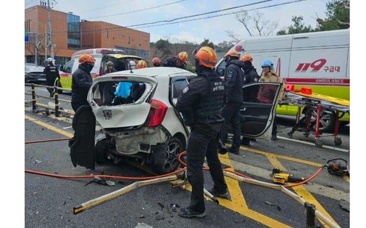 Yaponiyada avtomobil piyodalar yo‘lagiga chiqib ketdi