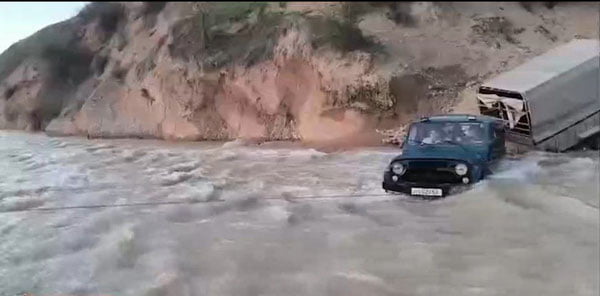 Bo'stonliqda mashina soyga tushib ketdi