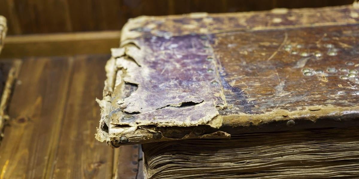 Британияда одам териси билан қопланган китоб топилди