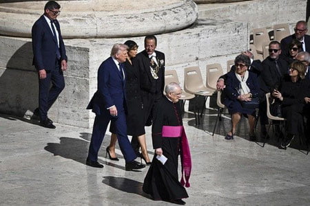 Трамп Папанинг дафн маросимидаги кийиниш қоидаларини бузганликда айбланмоқда