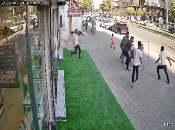 Turkiyada ommaviy janjal vaqtida yigitni furgon bosib ketdi