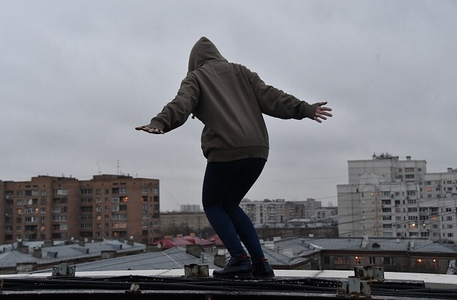 Хоразмда икки ўсмир қиз 7 қаватли уй томидан ўзини ташлаб ҳалок бўлди