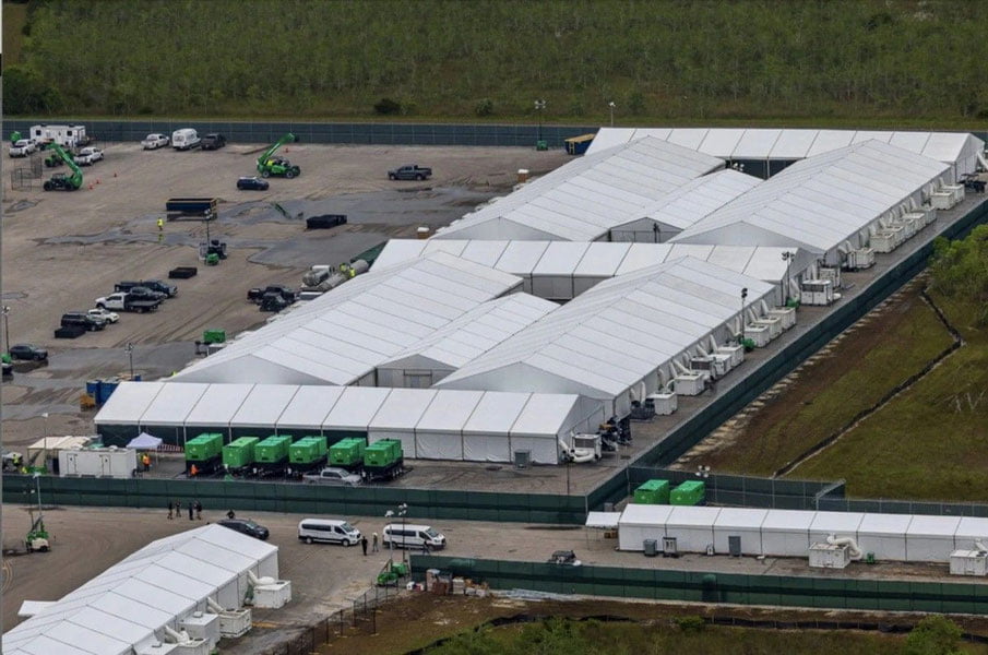 AQSH noqonuniy muhojirlar uchun yangi chodir hibsxonalarini quradi