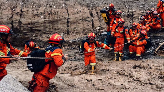 Хитойда кучли ёмғир ва сув тошқинлари оқибатида ўнлаб одамлар ҳалок бўлди