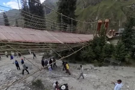 Хитойда осма кўприк узилиб, одамлар сувга тушиб кетди