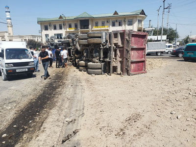 Самарқандда 2 та юк машинаси ЙТҲга учраб, ағдарилиб кетди