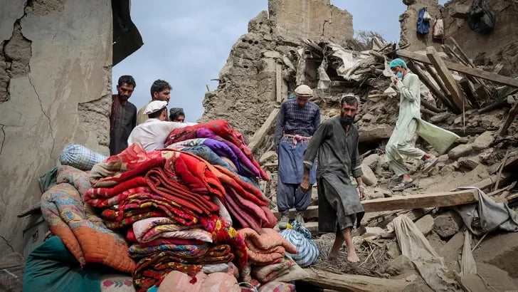Афғонистонда зилзила вайроналари остида қолган аёллар қутқарилмаяпти - The New York Times
