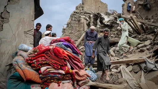 Афғонистонда зилзила вайроналари остида қолган аёллар қутқарилмаяпти - The New York Times