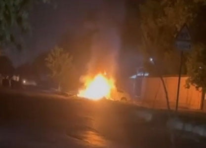 Toshkentda avariyaga uchragan mashina yonib ketdi