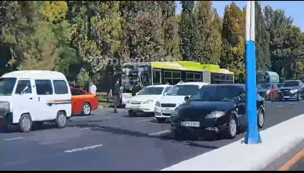 Тошкентда иккита йўловчи автобуси ва “Оnих” автомобили тўқнашиб кетди