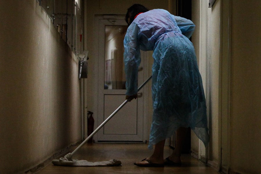 Британияда ортиқча ишлаган фаррош ишдан ҳайдалди