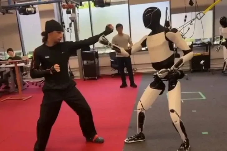 “Tesla Optimus” роботи кунг-фу санъатини ўзлаштирмоқда