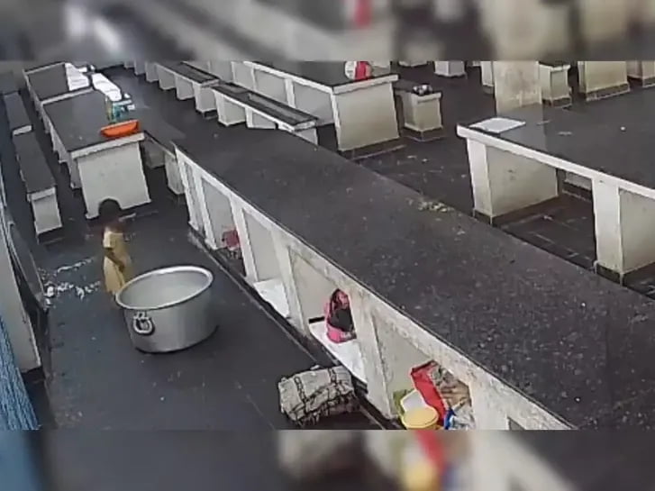 Hindistonda 18 oylik qizaloq sut qaynab turgan idishga tushib ketdi