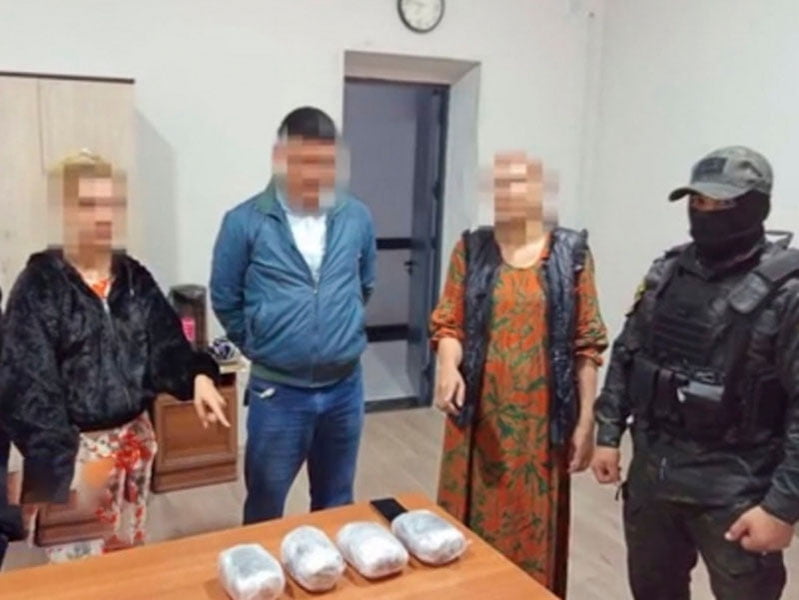 Фарғонада даладан 4 кило “опий” олаётганлар ушланди