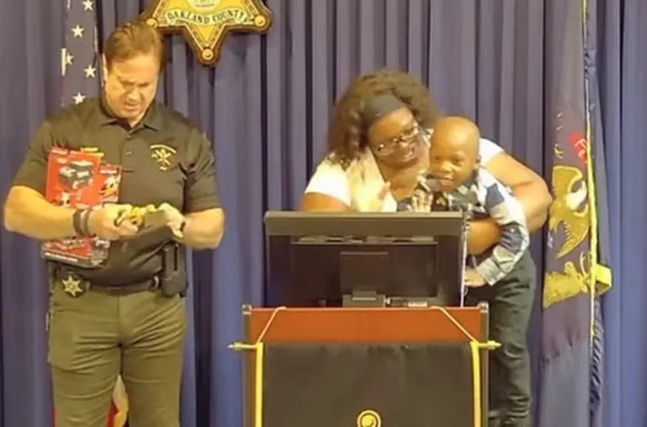 АҚШда уч ёшли бола онасининг ҳаётини сақлаб қолиб, қаҳрамонга айланди