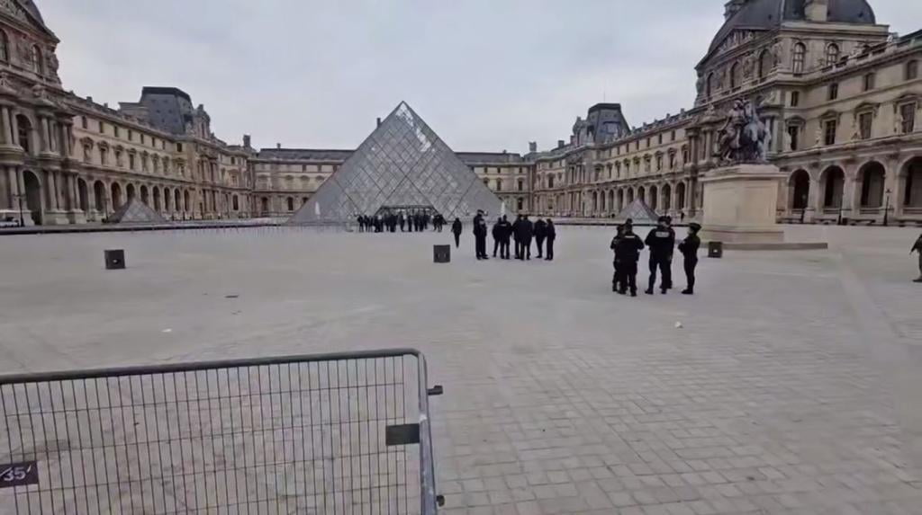 Париждаги машҳур Лувр музейида йирик ўғрилик содир бўлди