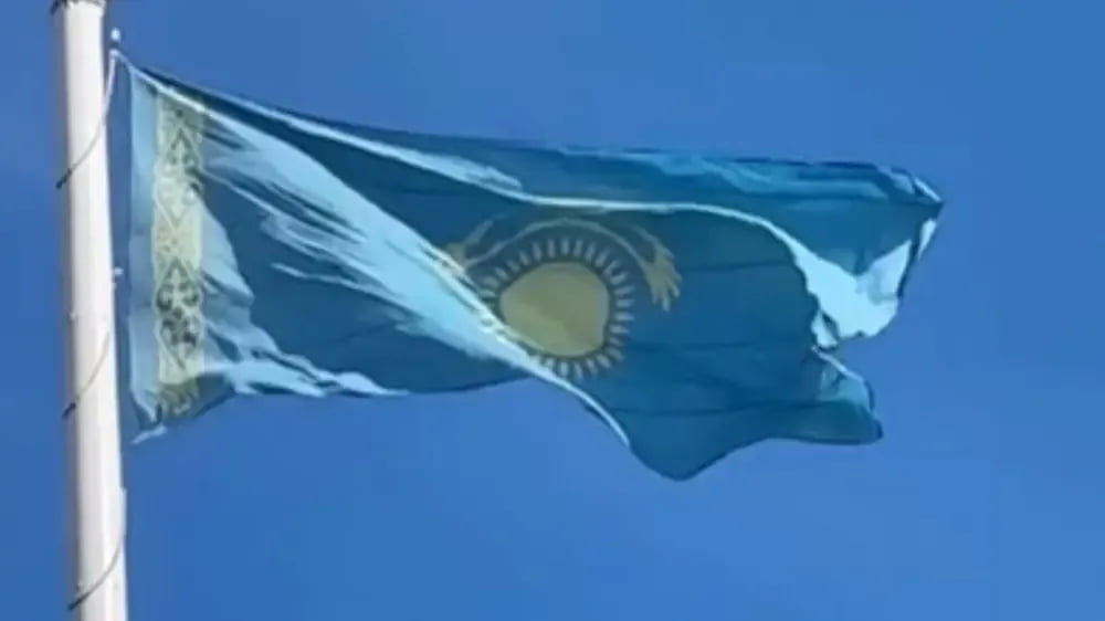 Қозоғистонда давлат байроғини тескари осган ходим жаримага тортилди