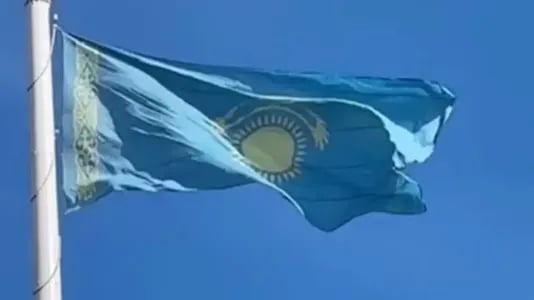 Қозоғистонда давлат байроғини тескари осган ходим жаримага тортилди