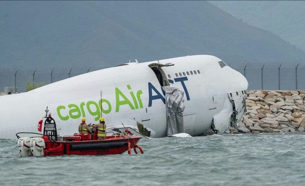 Гонконгда юк самолёти денгизга қулаб тушди