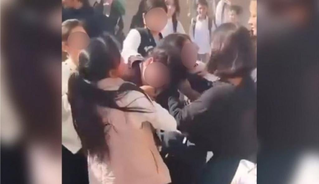 Samarqandda o‘quvchi qizlar o‘rtasidagi janjal mushtlashuvga aylandi