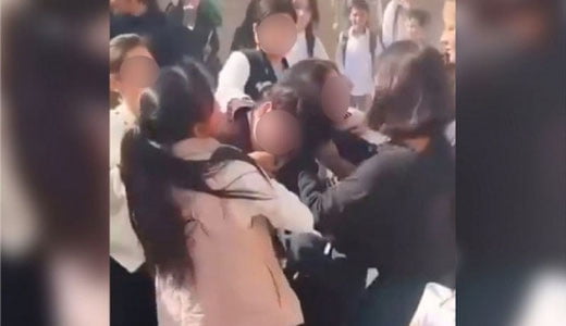 Samarqandda o‘quvchi qizlar o‘rtasidagi janjal mushtlashuvga aylandi