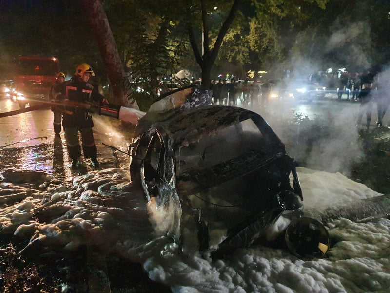 Тошкентда Сobalt'га урилган Lacetti бутунлай ёниб кетди