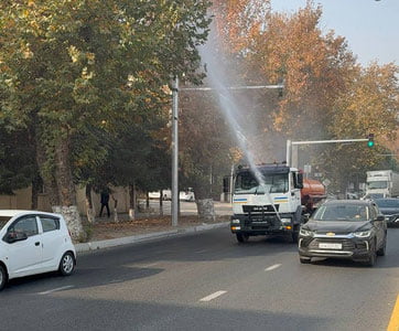 Тошкентда ҳавони тозалаш учун кўчаларга сув сепилмоқда