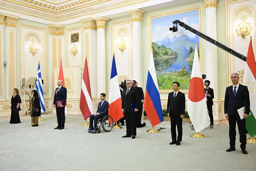 Шавкат Мирзиёев етти мамлакат элчиларидан ишонч ёрлиқларини қабул қилди