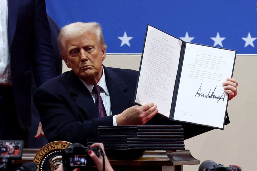 Трамп Байден томонидан авто-қалам билан имзоланган барча ҳужжатларни бекор қилди