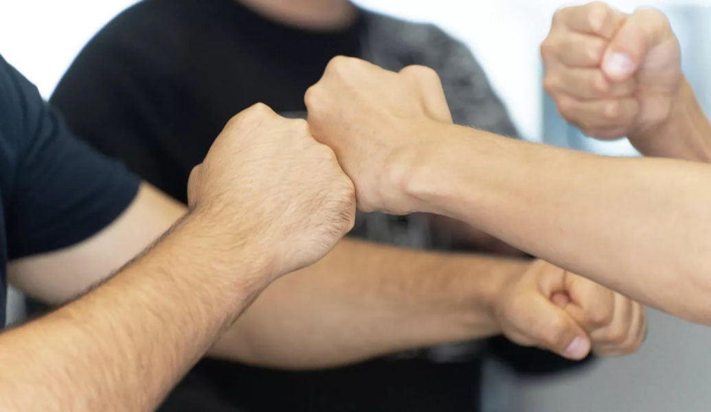 Бўстoнлиқ йўлида ҳайдовчилар ўртасида жанжал чиқди