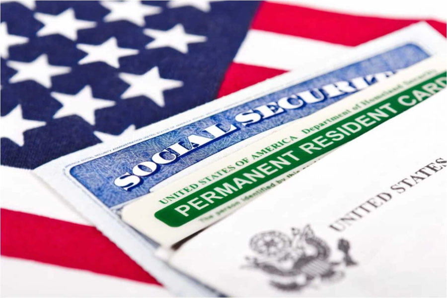 Мелания Трамп ва Элон Маск АҚШ фуқаролигидан маҳрум бўлиши мумкин