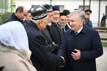 Президент Шавкат Мирзиёев Сирдарёдаги “Бўстон” маҳалласидаги ободонлаштириш ишлари билан танишди