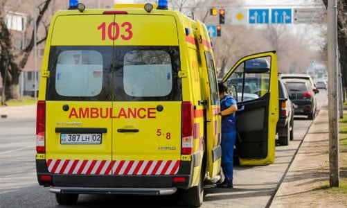 Қозоғистонда тиббиёт ходимларига ҳужум қилганлар 12 йилгача қамалади