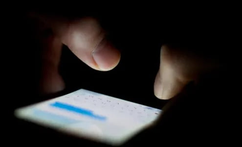 Farg‘onada Telegram orqali qo‘shni ayolga shilqimlik qilgan yigit 5 sutkaga qamaldi