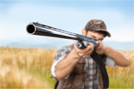 “Ёввойи тўнғиз деб ўйлаганман” — Жиззахда овчи шеригини отиб қўйди