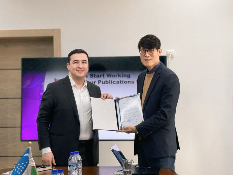 Кореялик олим Тошкентда илмий мақолаларни нуфузли журналларда чоп этиш бўйича семинар ўтказди