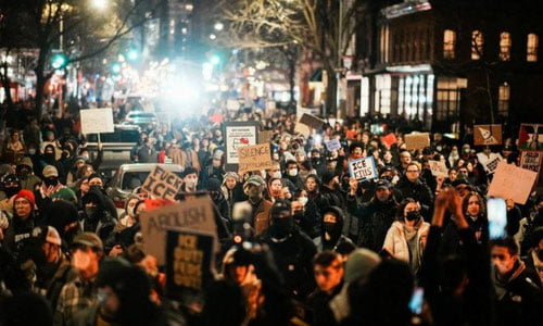 Minneapolisda AQSH Immigratsiya xizmati tomonidan ayol kishi otib o‘ldirilgani sababli minglab odamlar namoyishga chiqdi